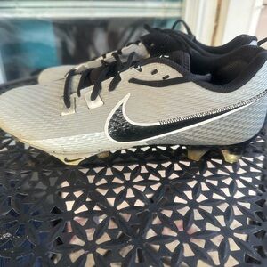Like new men’s cleats size 9.5. Used a handful of times! Great condition!